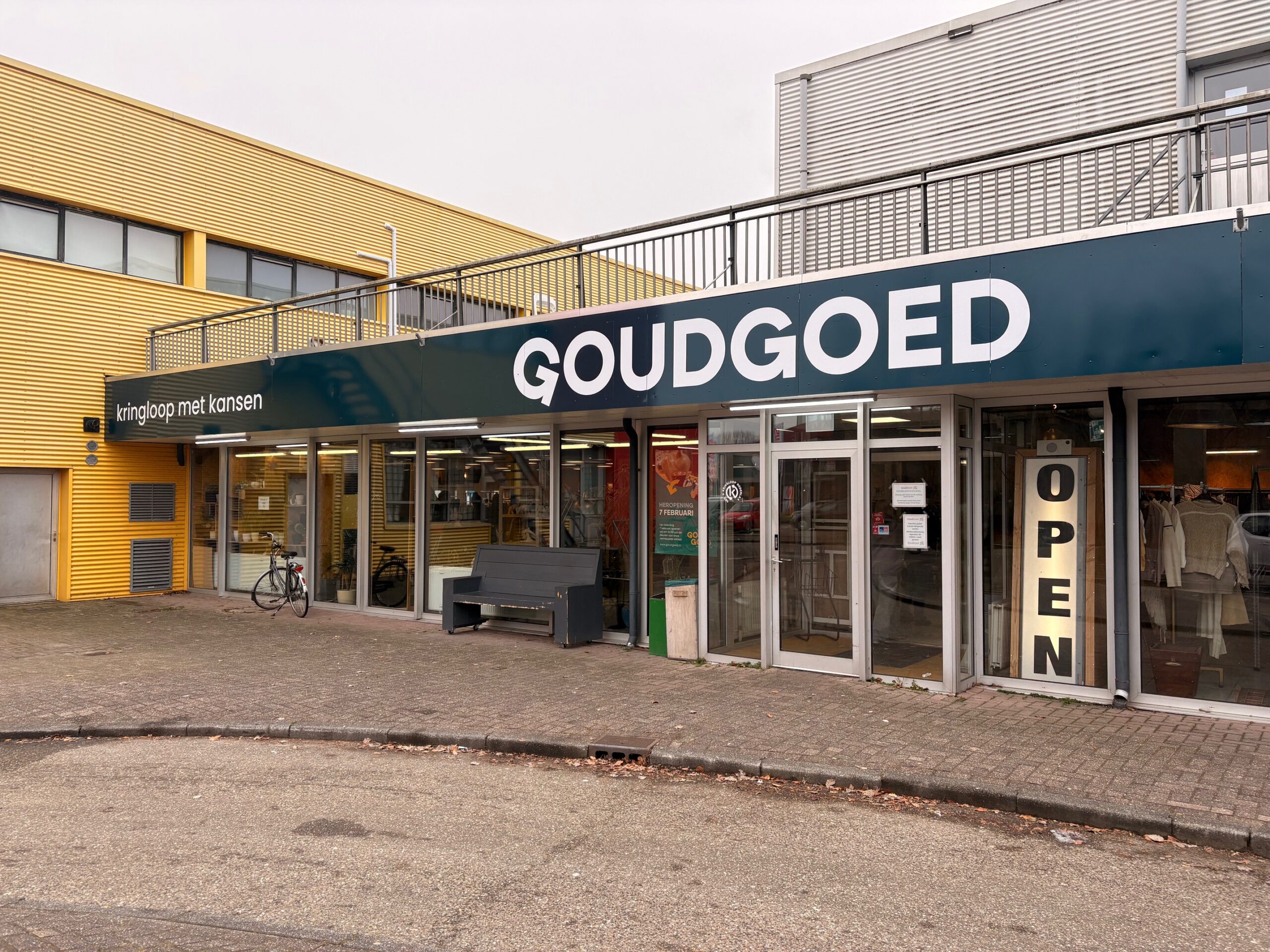 Foto van de gevel en ingang van de GoudGoed winkel aan de Protonstraat in Groningen.